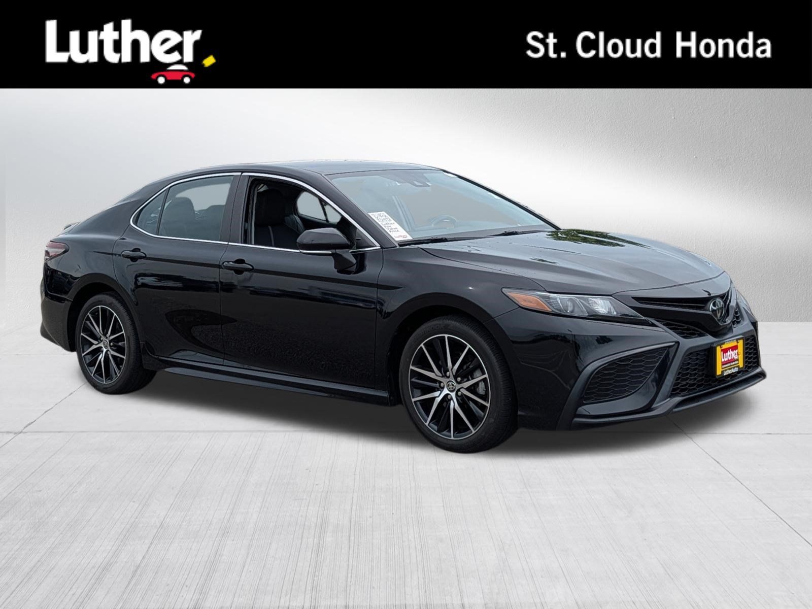 Used 2023 Toyota Camry SE FWD image 1
