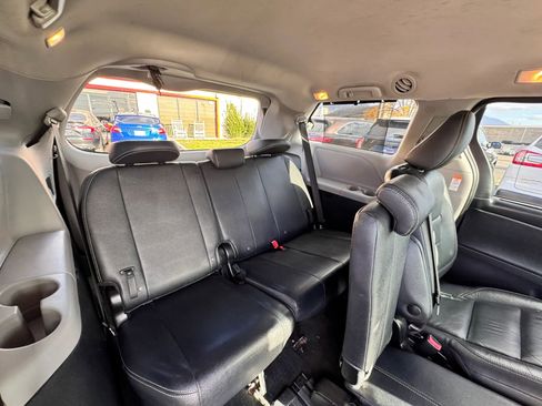 Used 2018 Toyota Sienna SE Premium image 32