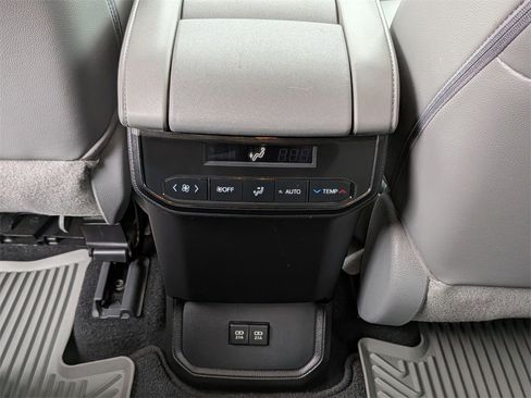 Used 2021 Toyota Highlander XLE image 26