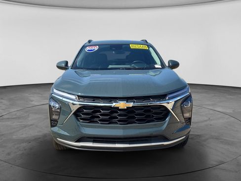 Used 2025 Chevrolet Trax LT w/ LT Convenience Package FWD image 3