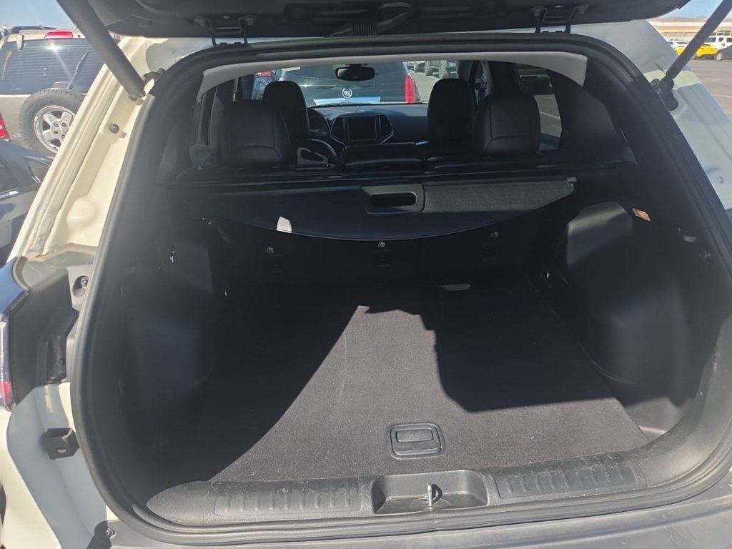 Used 2019 Jeep Cherokee Trailhawk AWD/4WD image 16