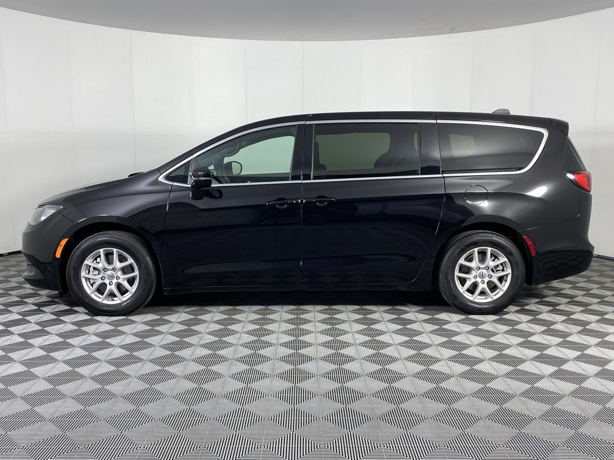 Used 2025 Chrysler Voyager LX FWD image 4