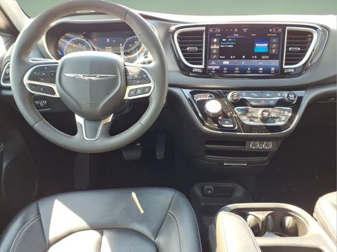Used 2025 Chrysler Pacifica Select FWD image 8