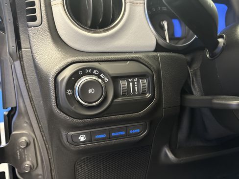 Used 2021 Jeep Wrangler Unlimited Sahara AWD/4WD image 13