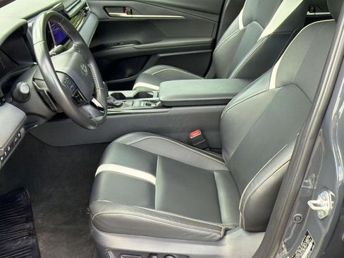 Used 2025 Toyota Camry SE FWD image 5