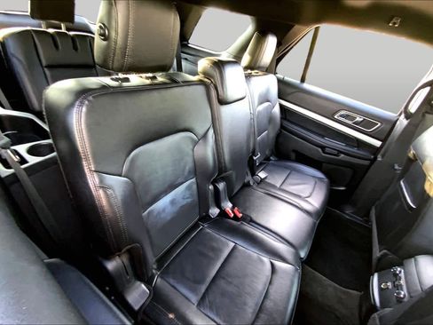 Used 2017 Ford Explorer XLT w/ Equipment Group 202A FWD image 19