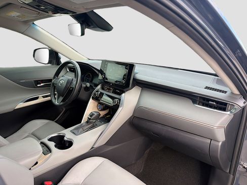 Used 2022 Toyota Venza XLE image 14