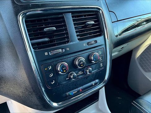Used 2019 Dodge Grand Caravan SXT FWD image 15