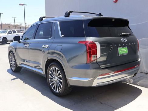 Used 2023 Hyundai Palisade Calligraphy FWD image 3