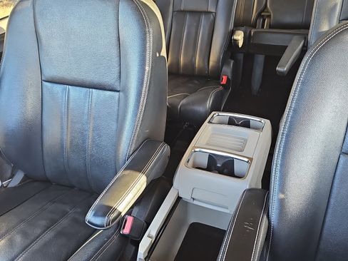 Used 2013 Chrysler Town & Country Touring image 30