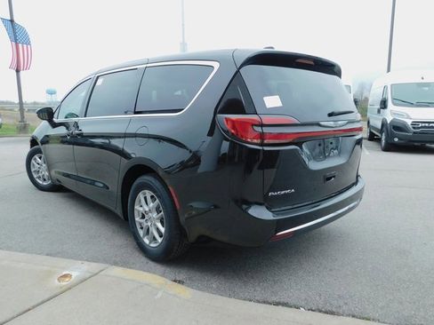 New 2025 Chrysler Pacifica Select w/ Uconnect Theater Family Group image 7