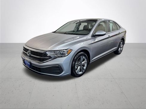 Used 2024 Volkswagen Jetta SE FWD image 2