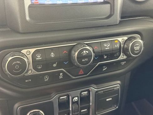 Used 2018 Jeep Wrangler Unlimited Sahara w/ Cold Weather Group AWD/4WD image 24
