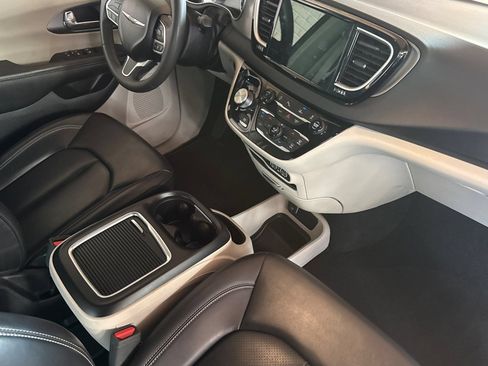 Used 2023 Chrysler Pacifica Touring-L FWD image 21