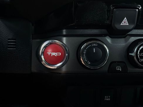 Used 2018 Toyota Tacoma TRD Off-Road AWD/4WD image 31
