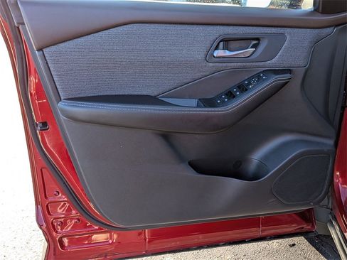 Used 2021 Nissan Rogue SV image 9