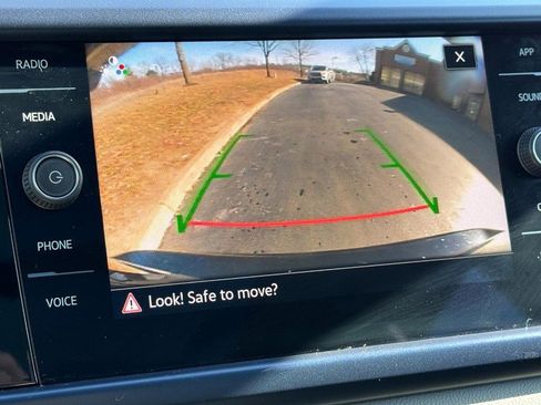 Used 2023 Volkswagen Taos SE w/ Panoramic Sunroof Package image 20