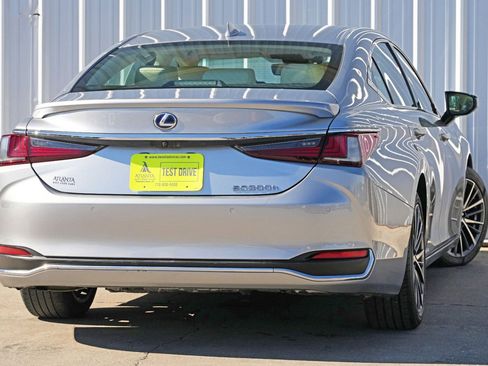 Used 2022 Lexus ES 300h w/ Premium Package image 4