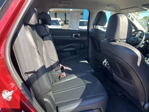 Used 2025 Kia Sorento S image 32