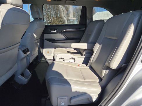 Used 2016 Toyota Highlander Limited Platinum image 4