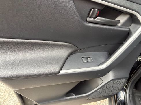 Used 2022 Toyota RAV4 LE AWD/4WD image 19