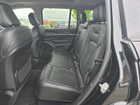 Used 2022 Jeep Grand Cherokee Limited w/ Luxury Tech Group II AWD/4WD image 16