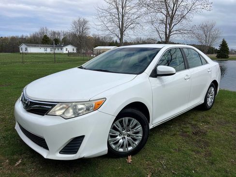 Used 2013 Toyota Camry LE image 1
