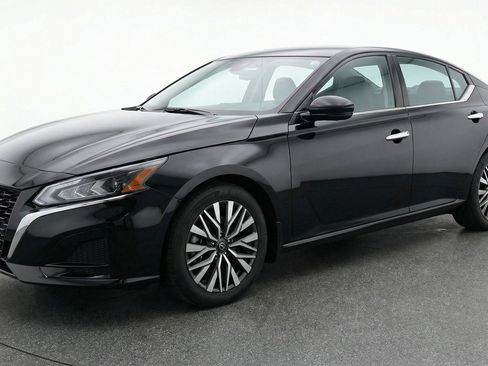 Used 2025 Nissan Altima 2.5 SV image 2