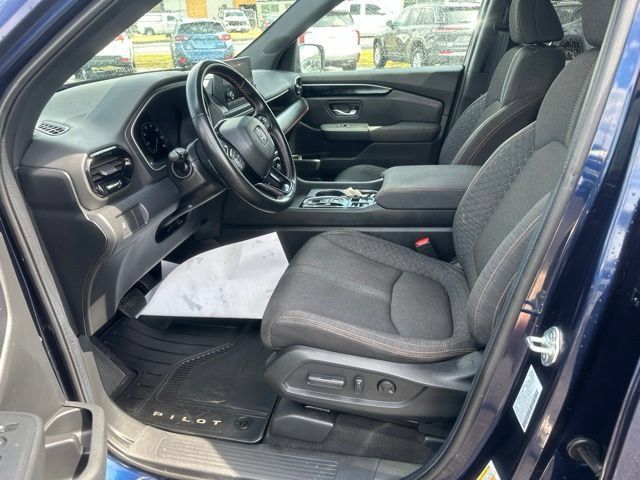 Used 2025 Honda Pilot Sport image 14