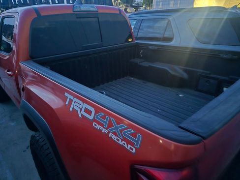Used 2017 Toyota Tacoma TRD Off-Road image 6