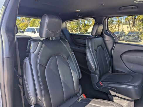 Used 2025 Chrysler Pacifica Select image 14