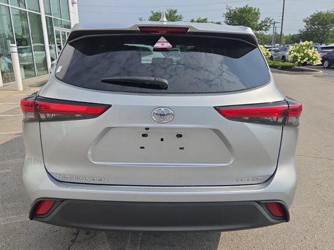 Used 2021 Toyota Highlander LE AWD/4WD image 7