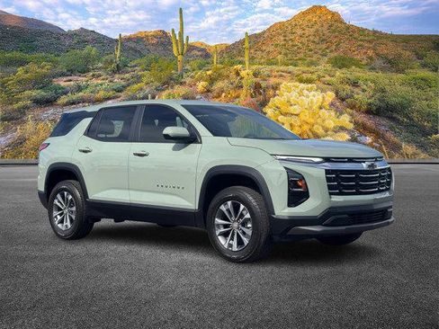 Used 2025 Chevrolet Equinox LT image 2