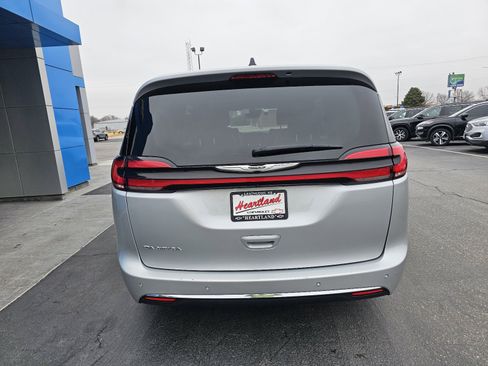 Used 2024 Chrysler Pacifica Touring-L image 4