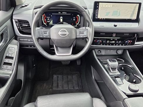 Used 2025 Nissan Rogue SL w/ Tech Package image 7