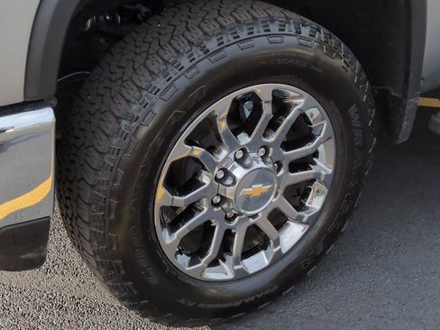 Used 2026 Chevrolet Silverado 2500 LTZ w/ LTZ Convenience Package AWD/4WD image 11
