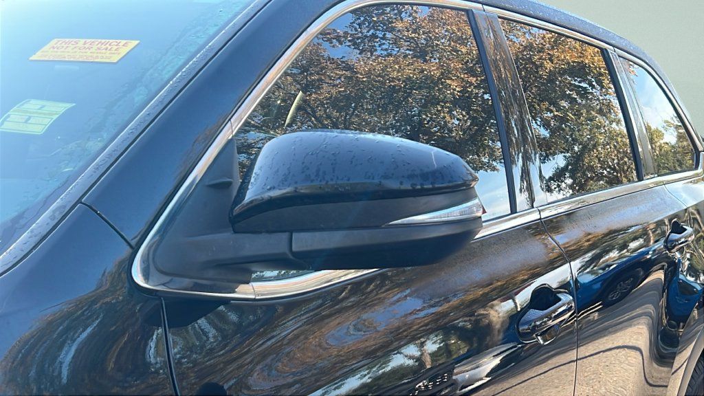 Used 2017 Toyota Highlander Plus FWD image 11