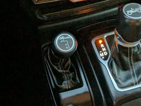 Used 2018 Jeep Wrangler Unlimited Sahara w/ Uconnect 4C Nav & Sound Group image 13