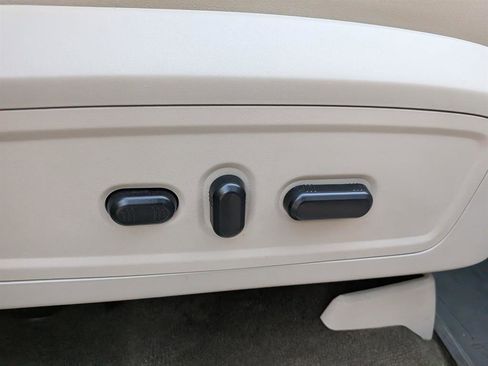 Used 2016 Lincoln Navigator Select image 12