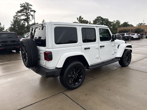 Used 2024 Jeep Wrangler Unlimited Sahara AWD/4WD image 9