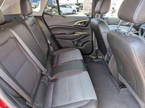 Used 2025 Chevrolet Trax LT w/ LT Convenience Package FWD image 29