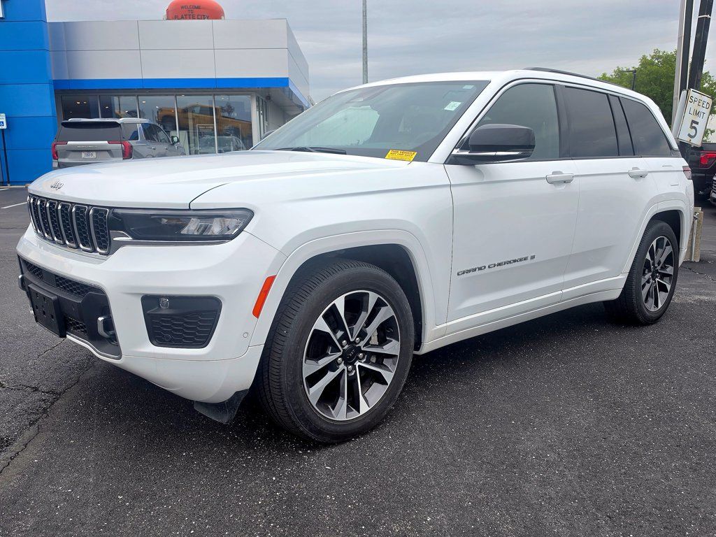 Used 2025 Jeep Grand Cherokee Overland w/ Trailer Tow Package AWD/4WD image 2