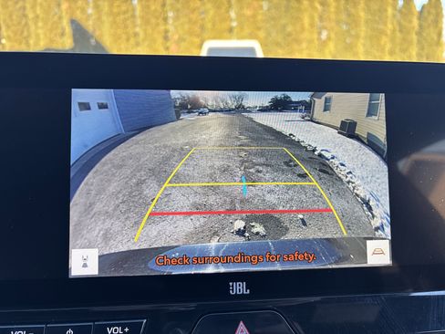 Used 2024 Toyota Venza XLE image 27