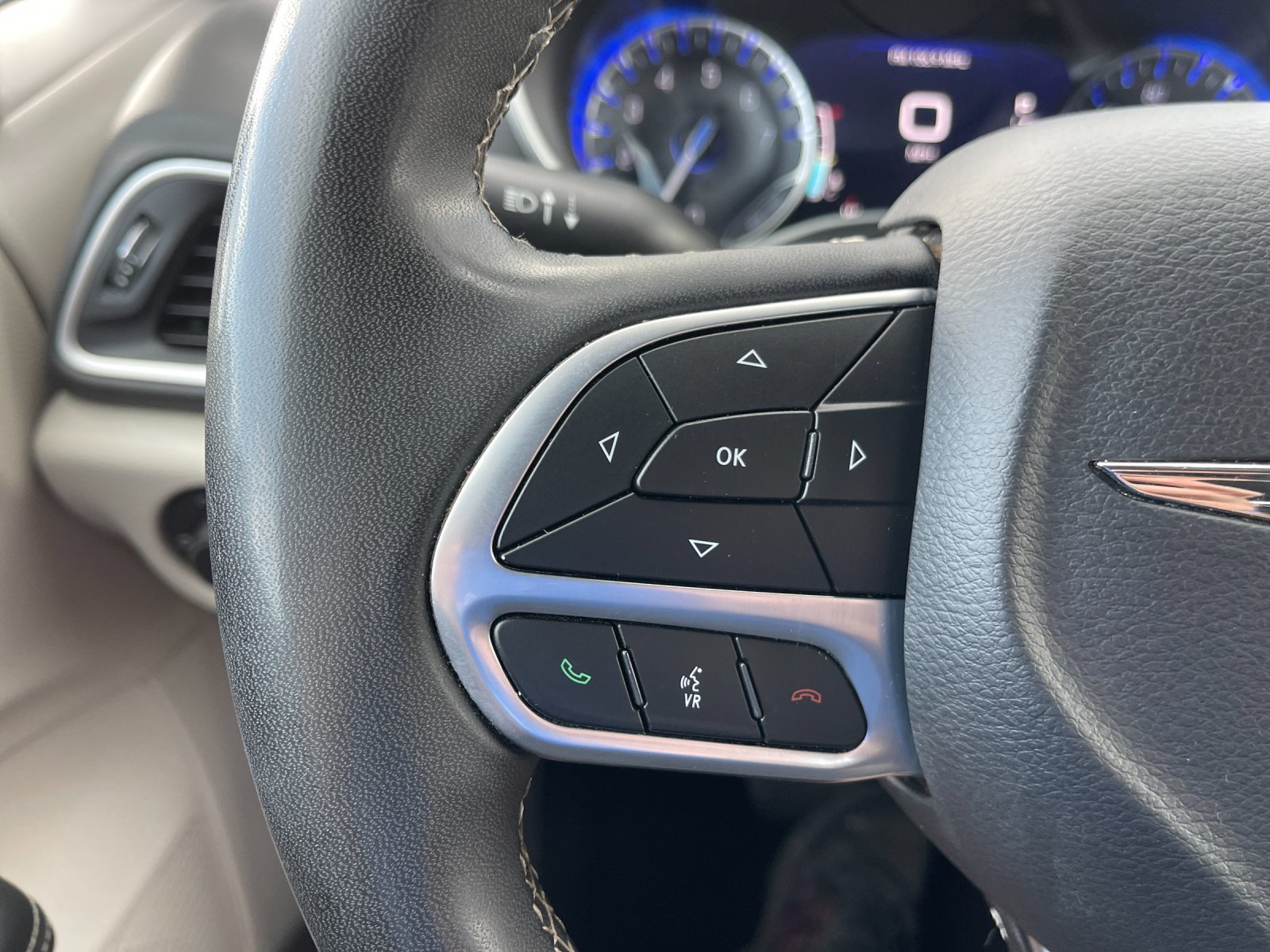 Used 2024 Chrysler Pacifica Touring-L FWD image 28