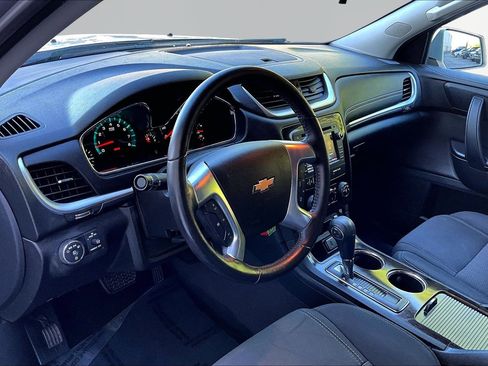 Used 2016 Chevrolet Traverse LT w/ Style and Technology Package FWD image 17