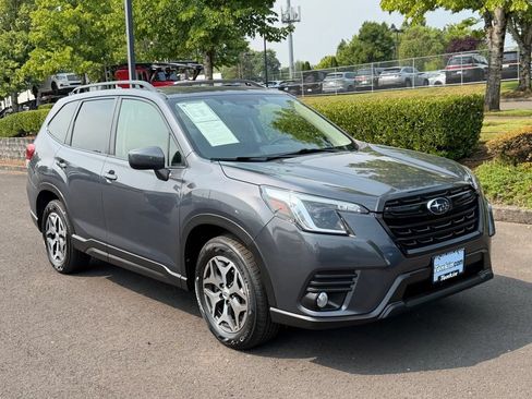 Used 2022 Subaru Forester Premium AWD/4WD image 2