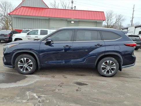 Used 2020 Toyota Highlander XLE image 2
