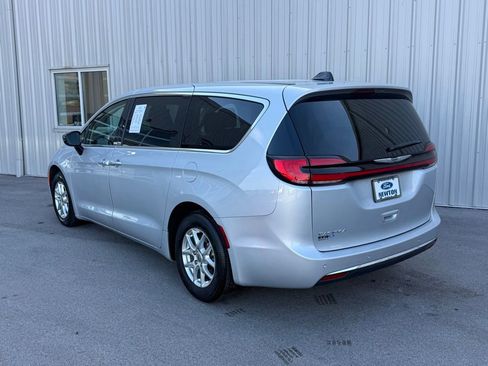 Used 2024 Chrysler Pacifica Touring-L image 37