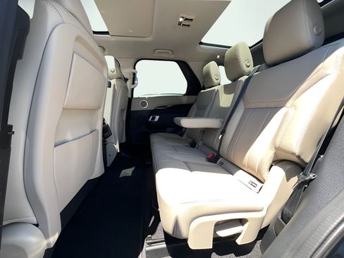 Used 2020 Land Rover Discovery SE AWD/4WD image 21