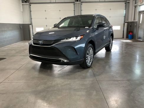 Used 2023 Toyota Venza XLE AWD/4WD image 3